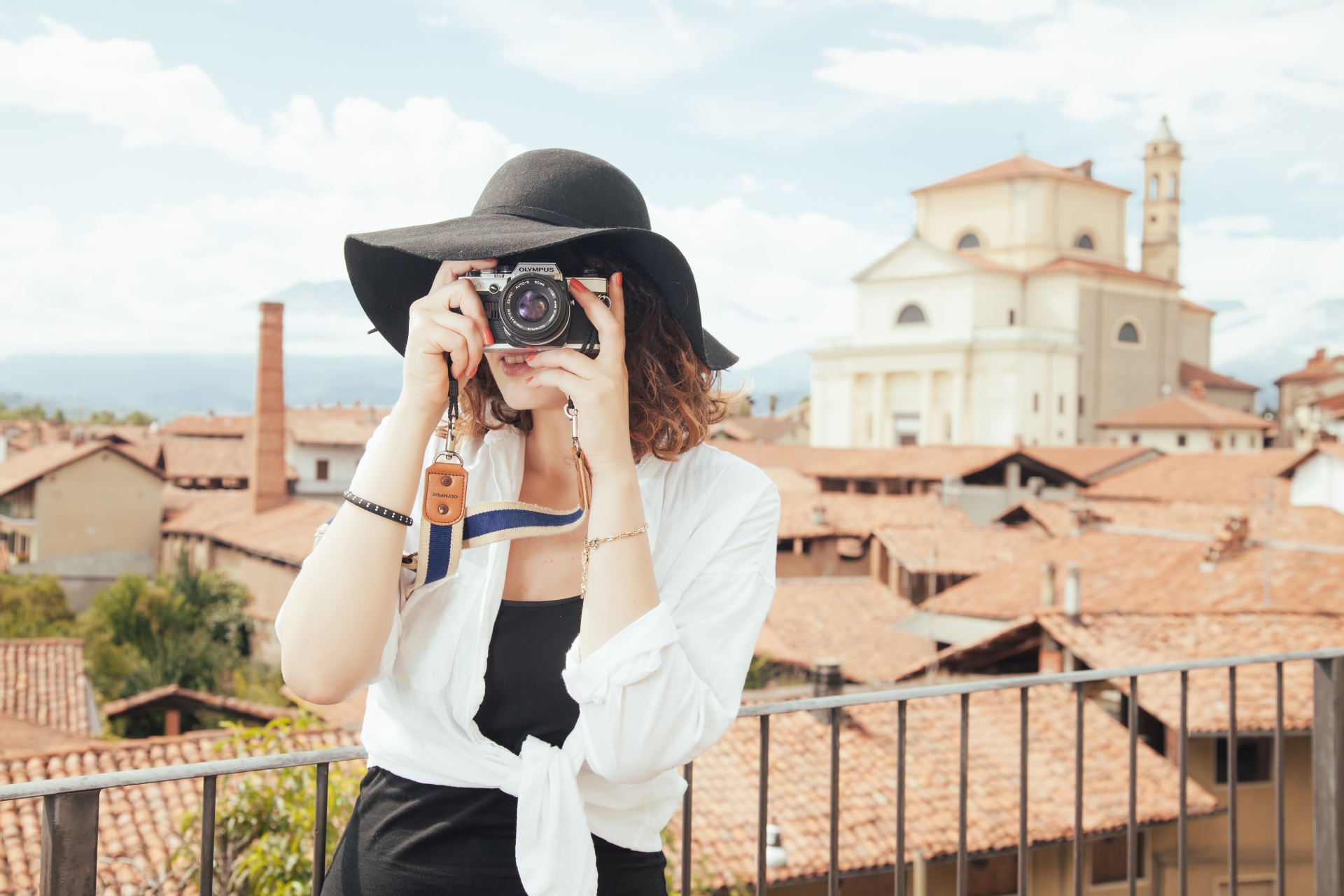 Moteris,  Turistinis,  Fotografas,  Fotoaparatas,  Šventė,  Atsipalaiduoti,  Ekskursijos,  Senos Namuose,  Balkonas,  Moteris Turizmo Fotografas