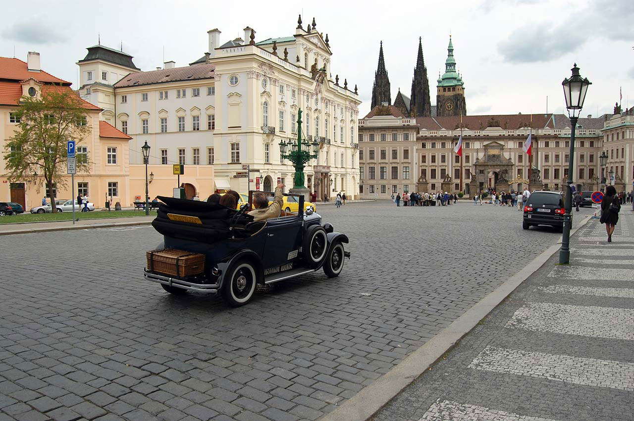 Prague,  Gatvė,  Automobiliai,  Stogai,  Kelias,  Kelias,  Kelio,  Dangas,  Namas,  Namai