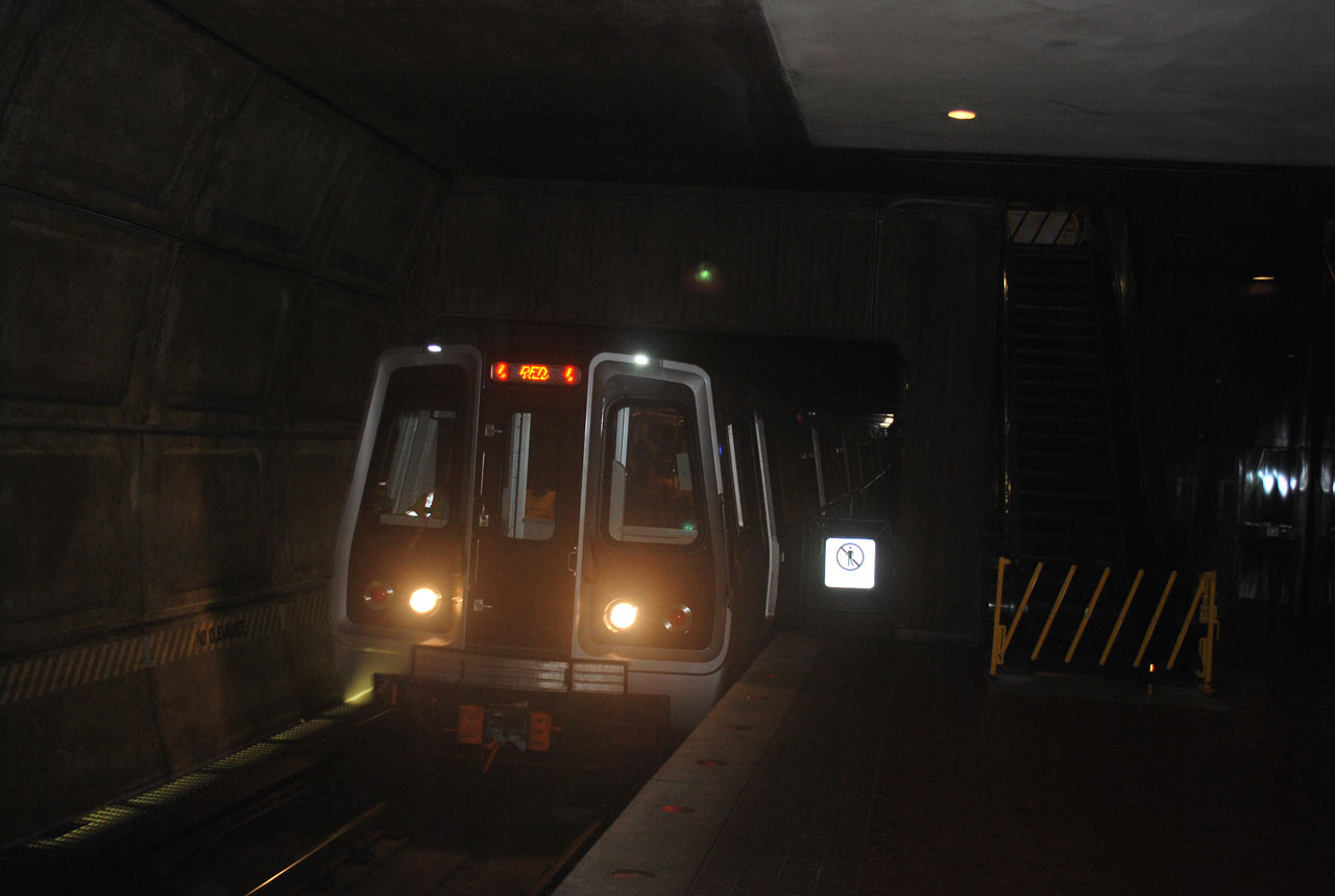 Metro,  Platforma,  Traukinys,  Metro,  Stotis,  Traukinys Ateina, Nemokamos Nuotraukos,  Nemokama Licenzija