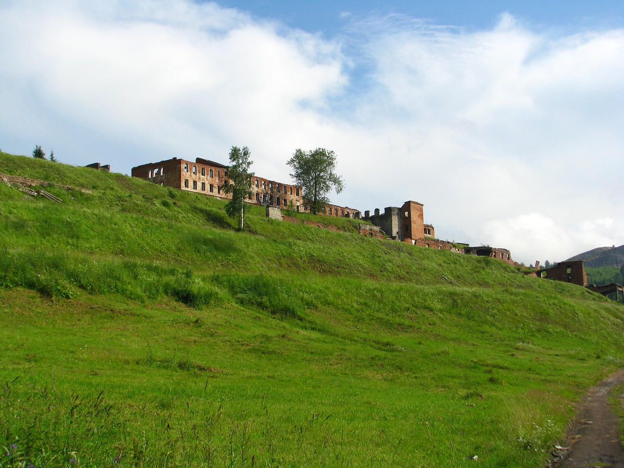 Apleistas Pastatas, Mine, Gamyba, Mėlynas Dangus, Debesys, Žolė, Pabusti, Kalnas, Mineralai, Industrija