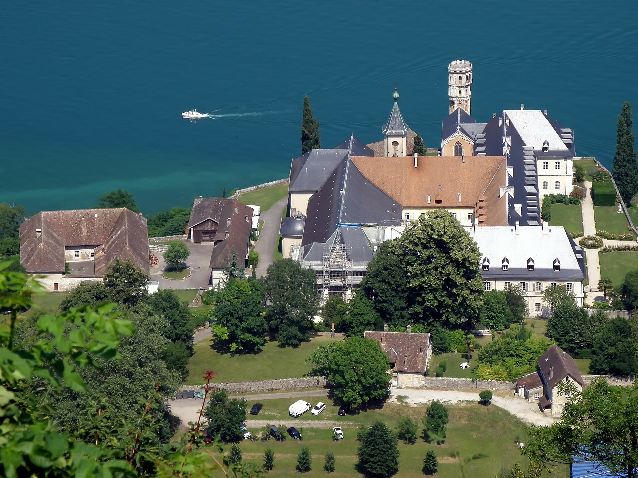 Abbaye Dhautercombie, Vienuolynas, Pastatai, Jūra, Vandenynas, Vanduo, Medžiai, Architektūra, Orientyras, Paskirties Vietos