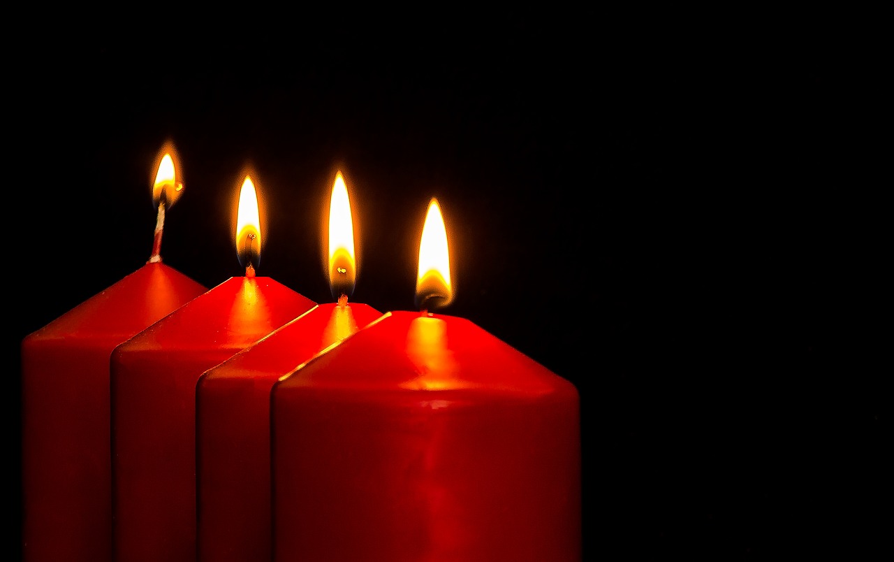 Adventas, Advent Žvakės, Kalėdų Papuošalai, Žvakės, Ketvirta Žvakė, Šviesa, Liepsna, Kontempliatyvas, Žvakių Šviesa, Kalėdos