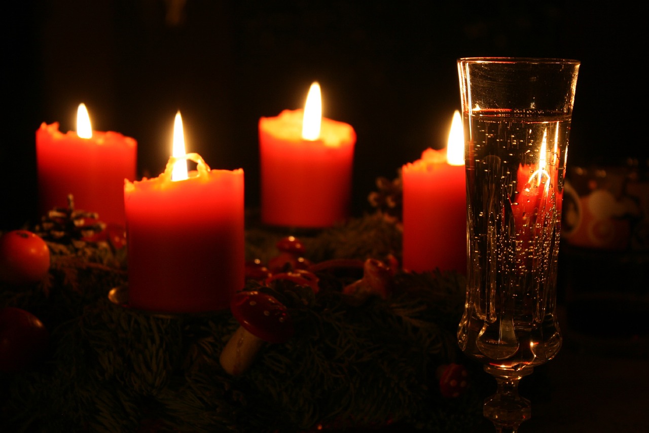 Advento,  Advento Vainikas,  Žvakės,  Kalėdų Laikas,  Žvakių Šviesa,  Contemplativae,  Kalėdų,  Šviesos,  Šventiniai Papuošimai,  Raudona Žvakė