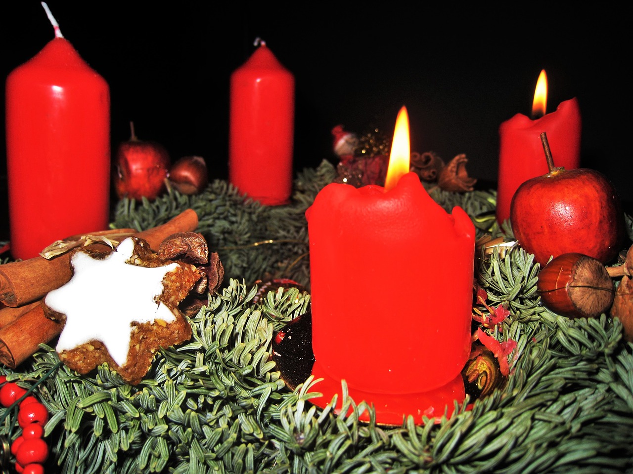 Atvykimo Vainikas, Antrasis Atėjimas, 4 Raudonos Žvakės, Zimtstern, Eglė, Adventas, Kalėdos, Kalėdų Puošimas, Kalėdų Laikas, Žvakės
