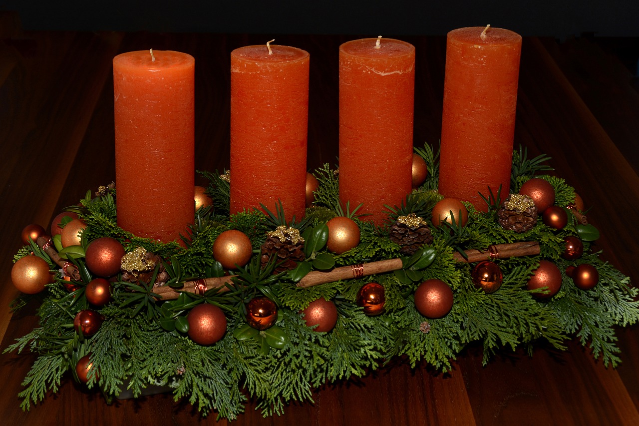 Atvykimo Vainikas, Žvakės, Adventas, Kalėdos, Kalėdų Laikas, Išdėstymas, Eglės Žalia, Žvakių Šviesa, Kalėdiniai Kamuoliai, Cinamono Lazdelės