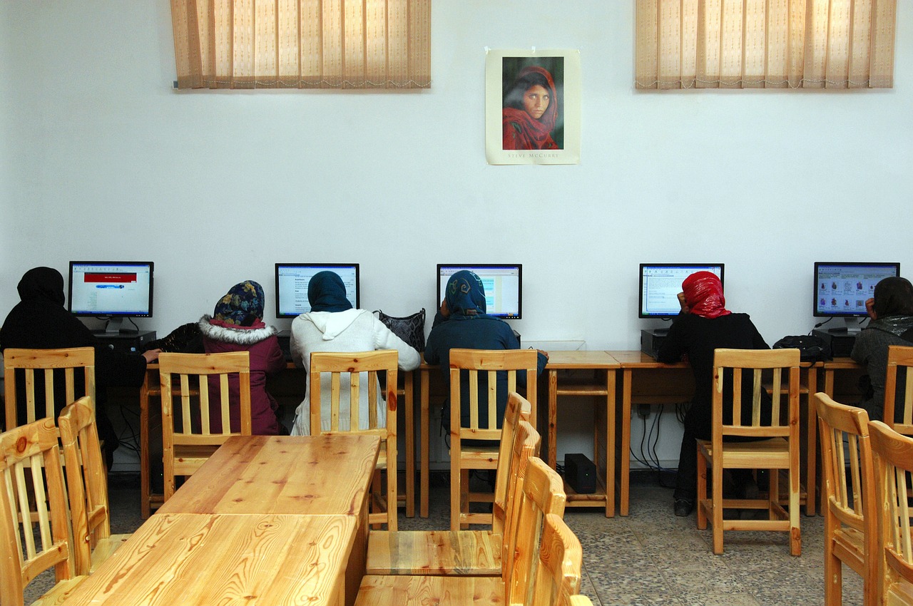 Afganistanas, Moterys, Internete, Moterys, Klasė, Švietimas, Žinios, Stalai, Stalai, Kėdės