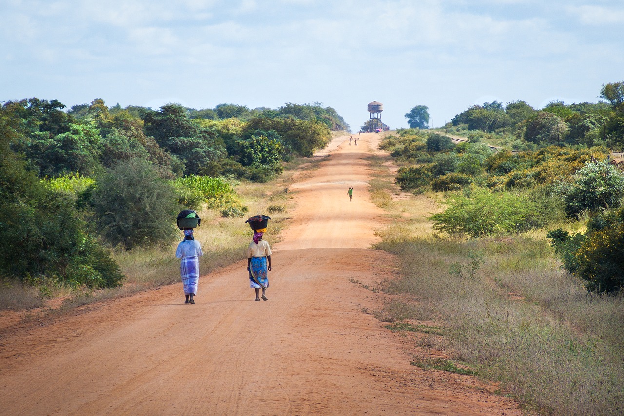 Afrikos Moterys Vaikšto Kelyje, Smėlio Kelias Į Mapai, Arabų Scenos, Afrika, Mozambikas, Nemokamos Nuotraukos,  Nemokama Licenzija