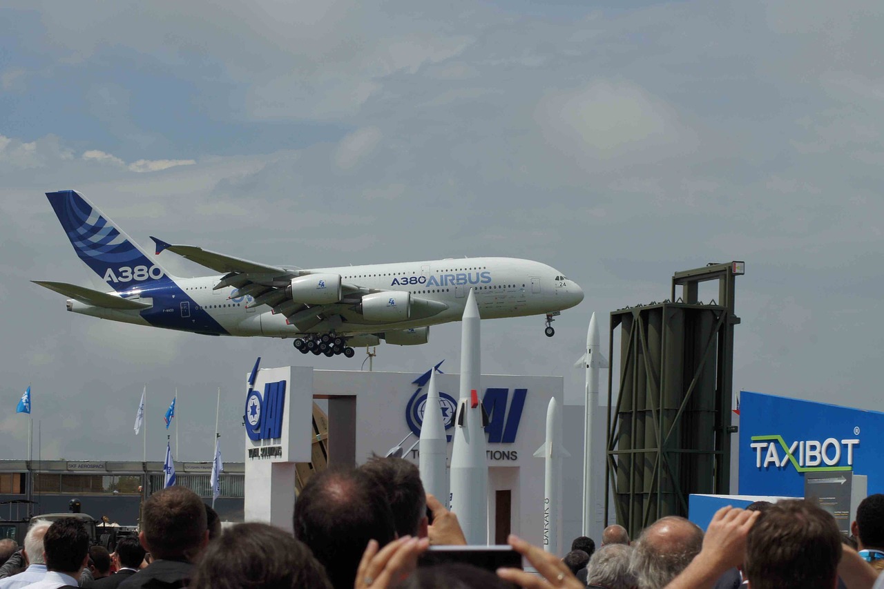 Airbus,  A380,  Orlaivis,  Skristi,  Skrydis,  Dangus,  Manevras,  Flugshow,  Šviesus,  Aviacija
