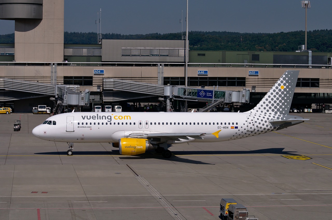 Airbus A320, Vueling, Orlaivis, Skristi, Skrajutė, Dangus, Lėktuvas, Aviacija, A320, Airbus