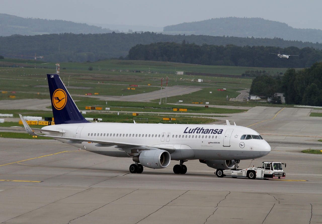 Orlaivis, Lufthansa, Oro Uostas, Skristi, Oro Transporto Eismas, Keleiviniai Orlaiviai, Aviacija, Lėktuvas, Aviakompanija, Kelionių Aviakompanija