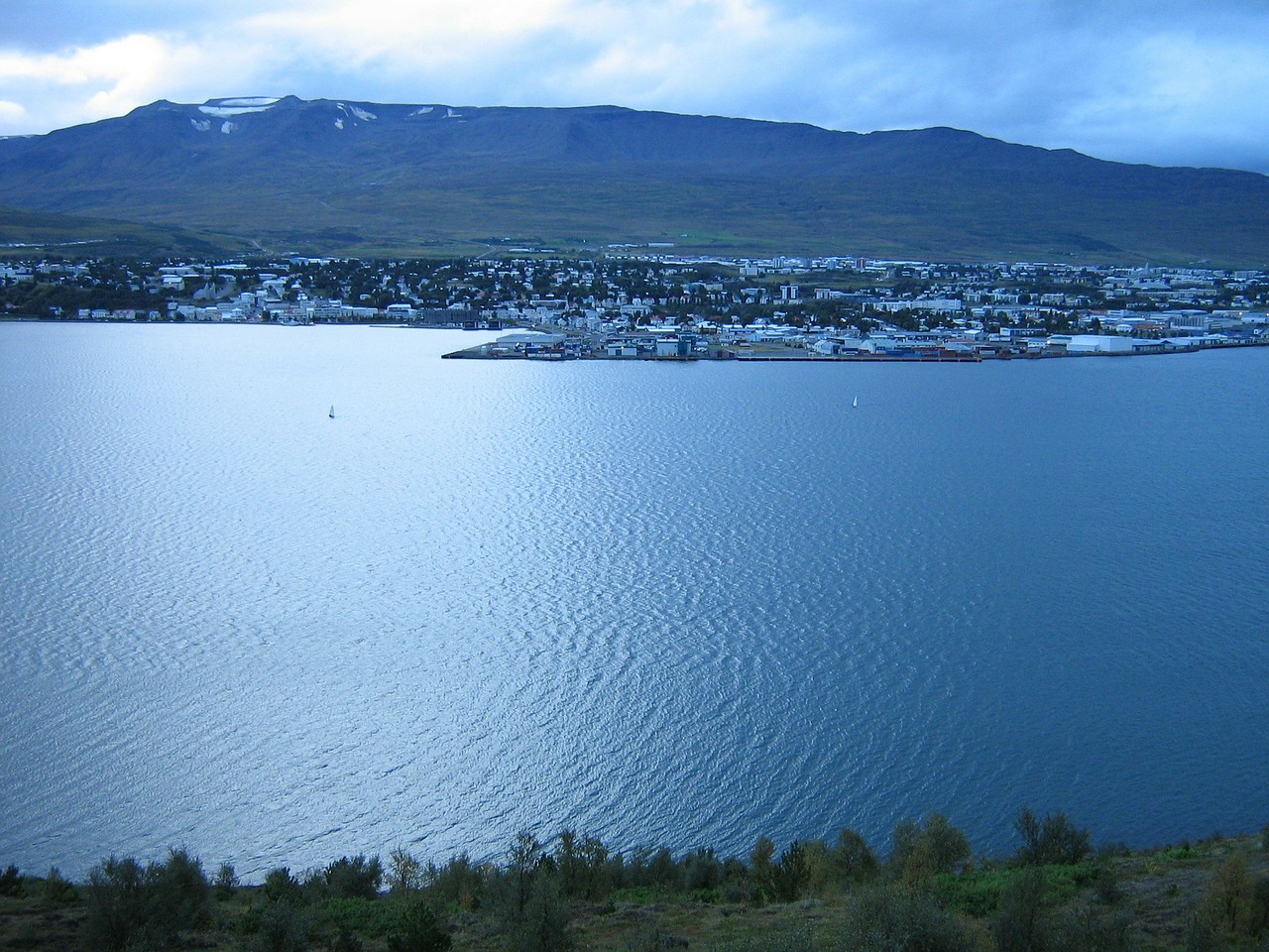 Akureyri, Iceland, Miestas, Kalnai, Fjordas, Įlanka, Uostas, Vanduo, Apmąstymai, Dangus