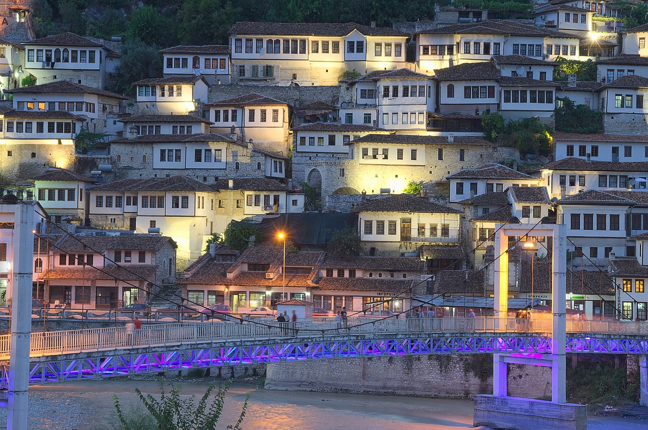 Albania, Berat, Mangalem, Senamiestis, Vakaras, Nuotaika, Pastatas, Gatvės Apšvietimas, Miestas, Dusk