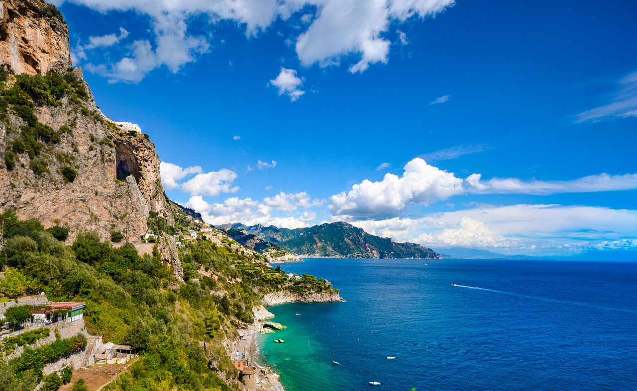 Amalfi, Kranto, Jūra, Papludimys, Pakrantė, Dangus, Kalnai, Debesys, Uolingas, Uolos