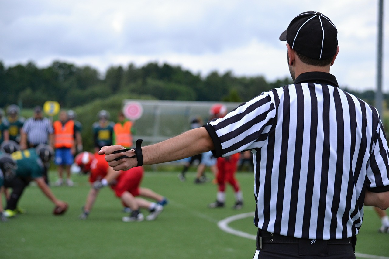 Amerikietiškas Futbolas, Teisėjas, Futbolas, Kontaktinis Žaidimas, Juodai Balta Drabužiai, Atsilikimas, Sportas, Nemokamos Nuotraukos,  Nemokama Licenzija