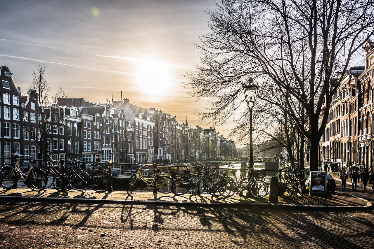 Amsterdamas, Miestas, Tiltas, Upė, Saulė, Pastatas, Architektūra, Medžiai, Dviračiai, Nemokamos Nuotraukos