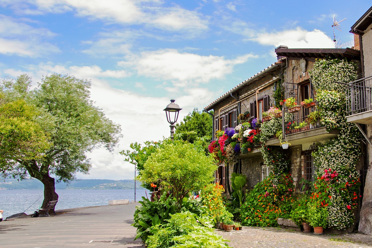 Anguillara, Ežeras Bracciano, Roma, Lazio, Italy, Istorinis Kaimas, Žali Balkonas, Namas Klestėjo, Gėlės, Vasara