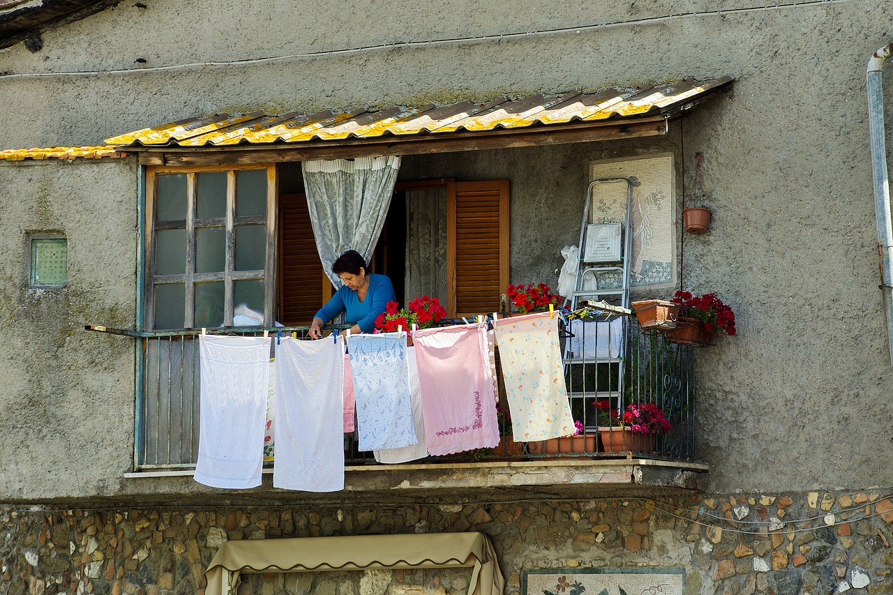 Anguillara, Ežeras Bracciano, Roma, Lazio, Italy, Istorinis Kaimas, Kaimas, Skalbinių Džiovinimas, Namų Šeimininkė, Namų Šeimininkė