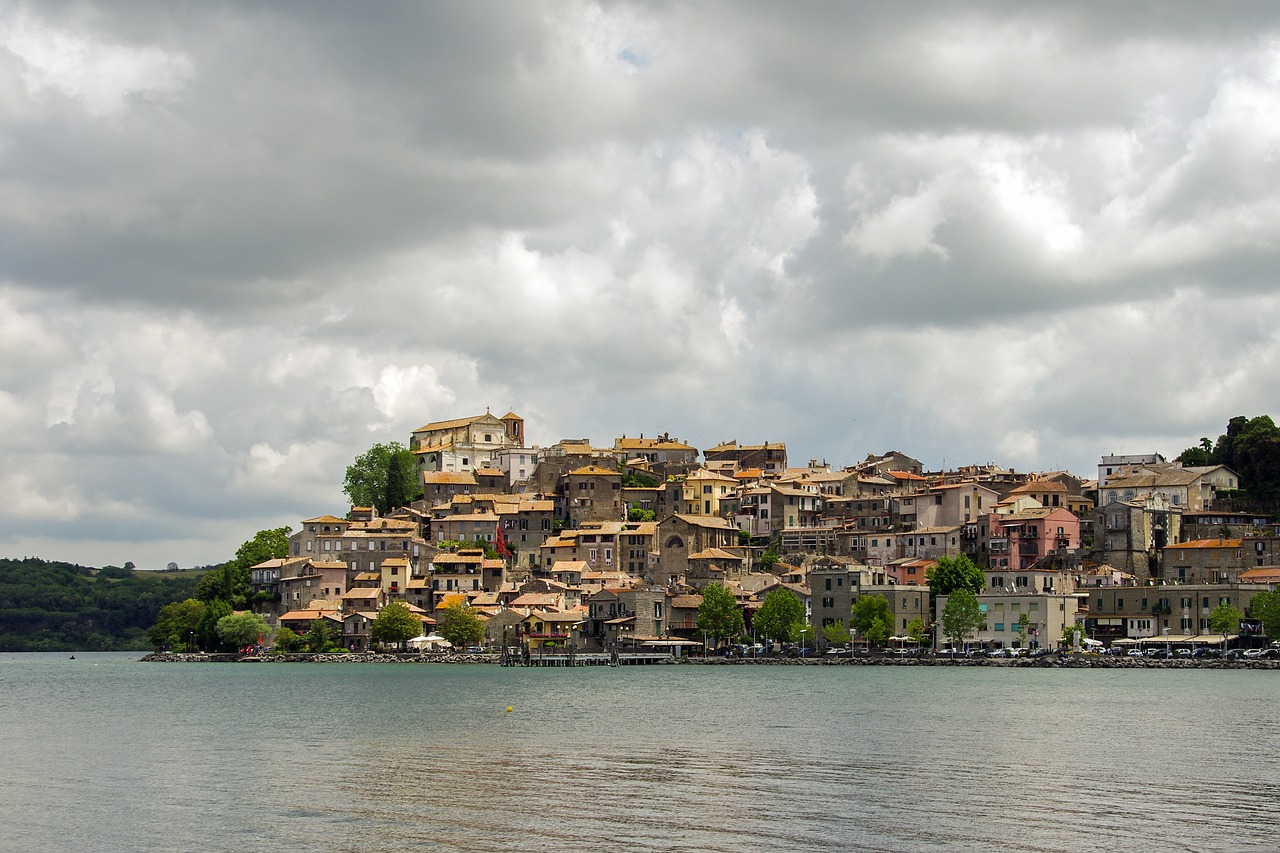 Anguillara, Ežeras Bracciano, Roma, Lazio, Italy, Istorinis Kaimas, Kaimas, Debesys, Ežeras, Kraštovaizdis