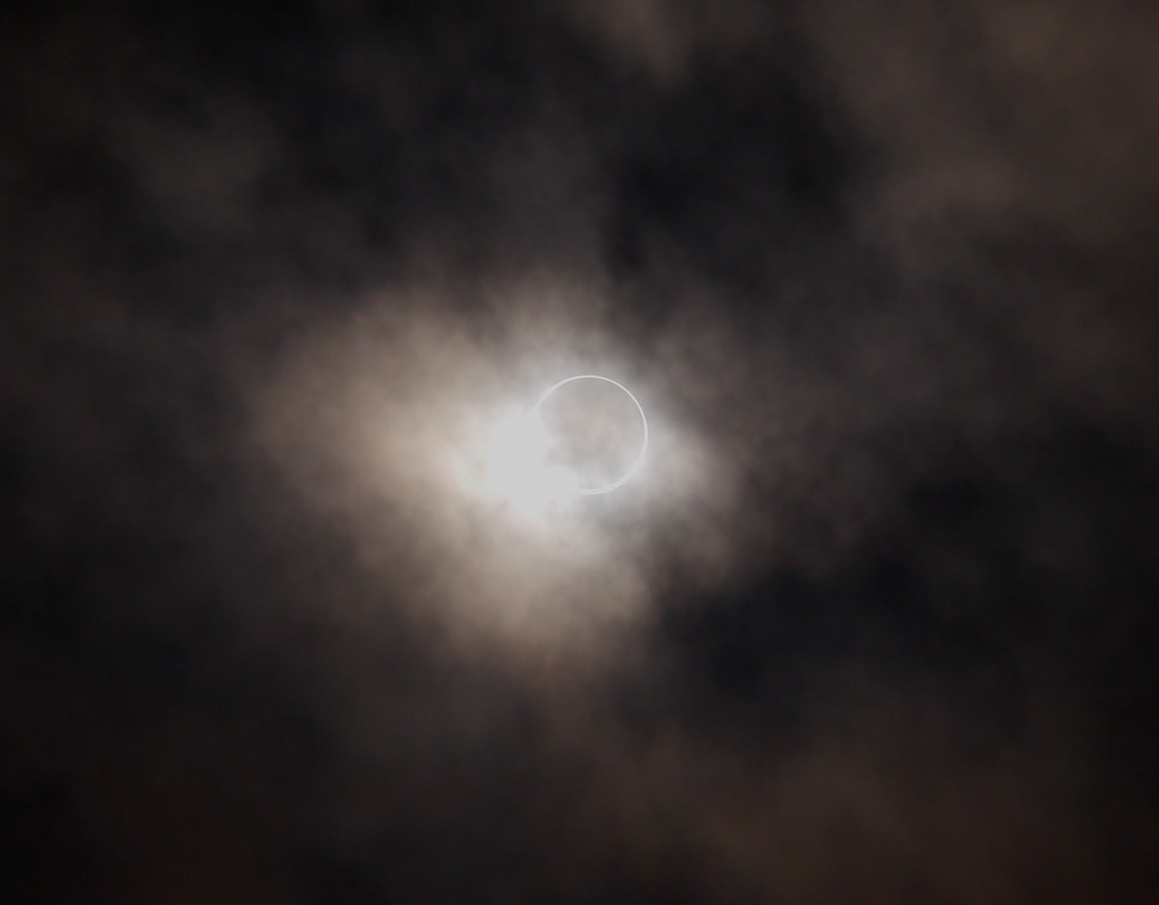Žiedinė Užtemimas, Užtemimas, Debesuota Dangaus, Astronomija, Otsu, Yokosuka, Kanagawa Japan, Japonija, 2012 M. Vasario 21 D. Fotografavimas, Mėnulis