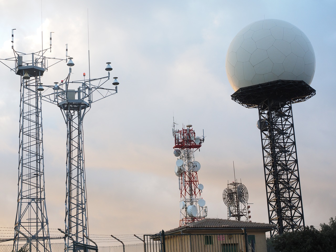 Antenos, Radaro Įranga, Balionas, Balta, Rutulys, Siųstuvas, Transmisija, Komunikacija, Navigacija, Radaras
