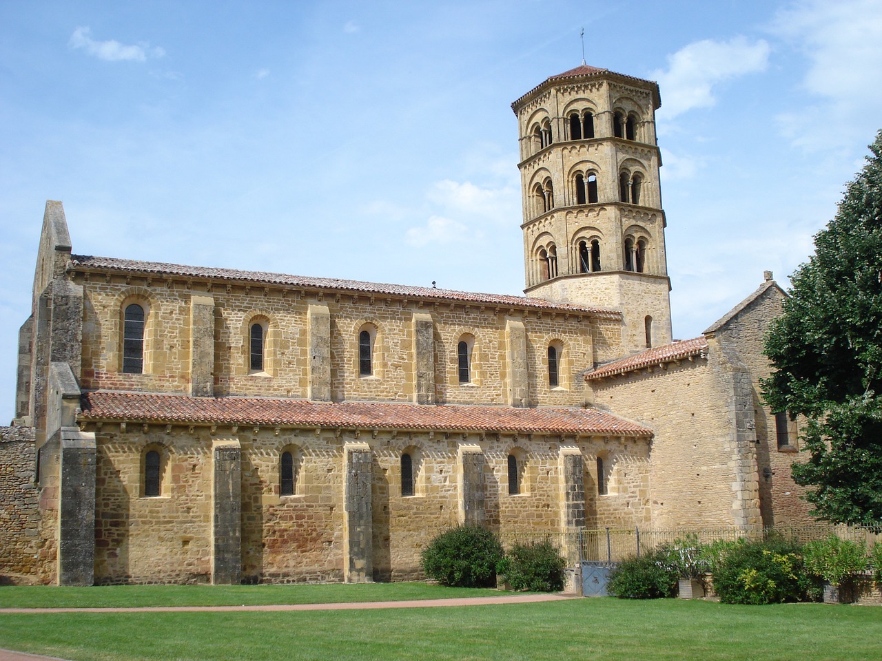 Anzy-Le-Duc, Bažnyčia, France, Eksterjeras, Senovės, Fasadas, Pastatas, Religinis, Bokštas, Bokštas