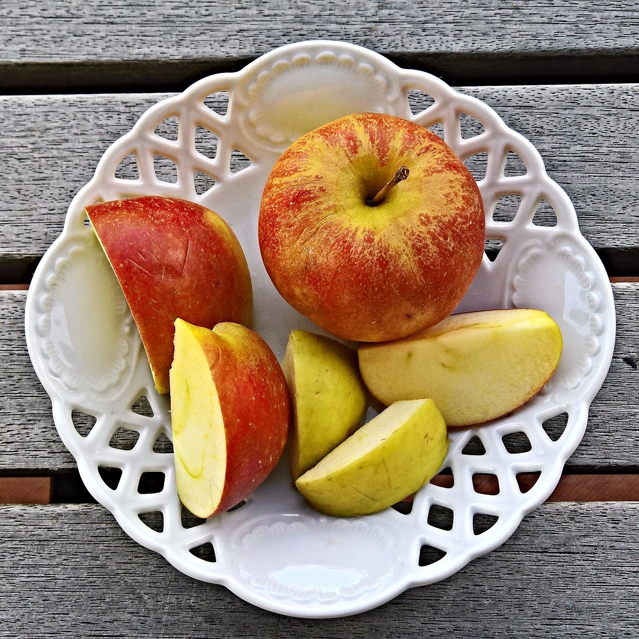 Obuolys, Vaisiai, Supjaustyti, Valgyti, Nibble, Obuolių Gabaliukai, Saldus, Pyragas, Sultingas, Sveikas