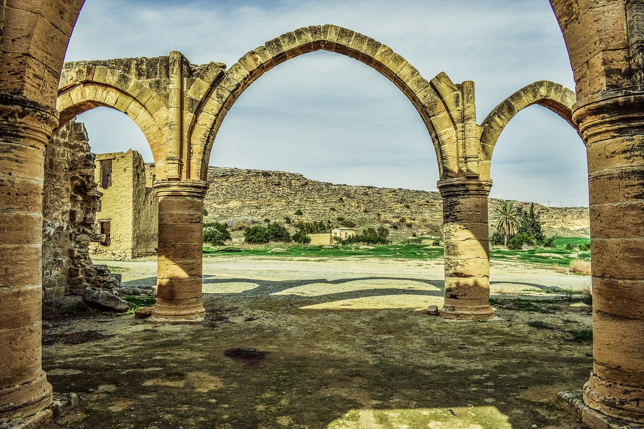 Арки караван. Древняя арка Кемер. Кипр развалины арки. Древние арки.