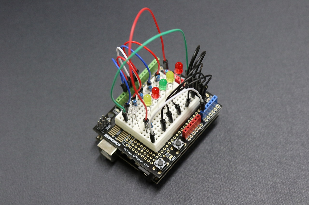 Arduino, Grandinė, Elektronas, Elektrinis, Elektroninės Grandinės, Švietimas, Puslaidininkis, Elektroniniai Komponentai, Nemokamos Nuotraukos,  Nemokama Licenzija