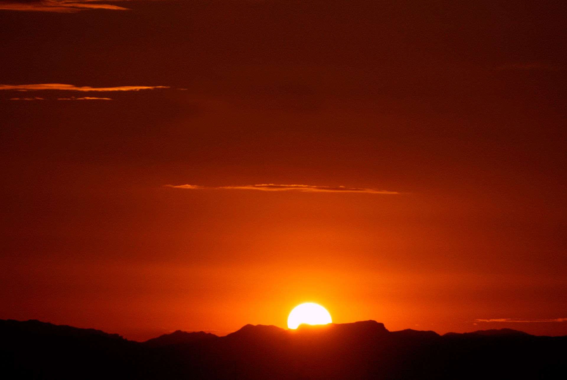Солнце заходило красно. Закат в пустыне. Красный закат. Закат солнца в пустыне. Солнце над пустыней.