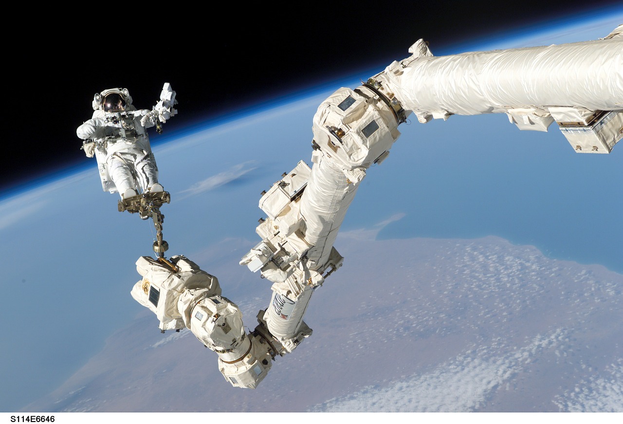Astronautas, Spacewalk, Iss, Ranka, Įrankiai, Kostiumas, Paketas, Juostos, Plaukiojantieji, Tarptautinė Kosminė Stotis