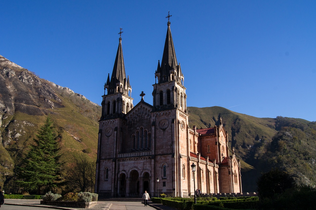 Asturias, Covadonga, Bažnyčia, Statyba, Šventykla, Religija, Istorija, Senas, Kalnas, Nemokamos Nuotraukos