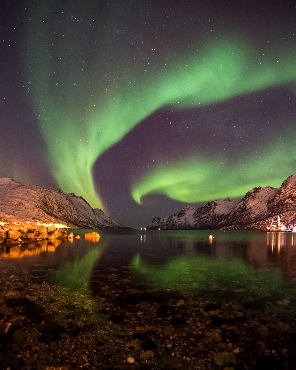 Aurora Borealis, Naktis, Šiaurės Pašvaistė, Vaizdingas, Vanduo, Atspindys, Siluetai, Ežeras, Atmosfera, Reiškinys