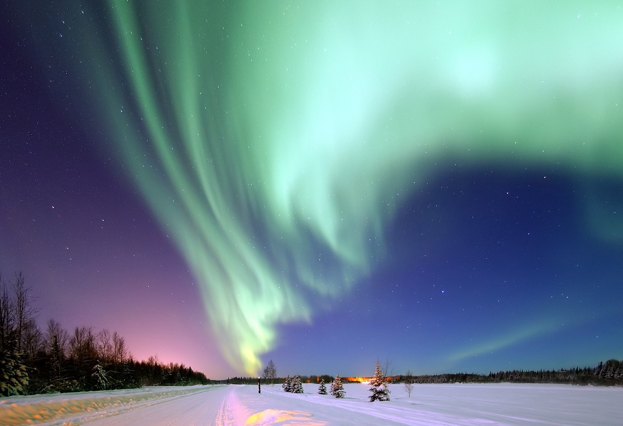 Aurora Borealis, Šiaurės Žiburiai, Poliariniai Žiburiai, Mėlynas Žvaigždėtas Dangus, Violetinė Ir Žalia, Aurora, Žvaigždės, Žibintai, Šviesos Reiškinys, Alaska