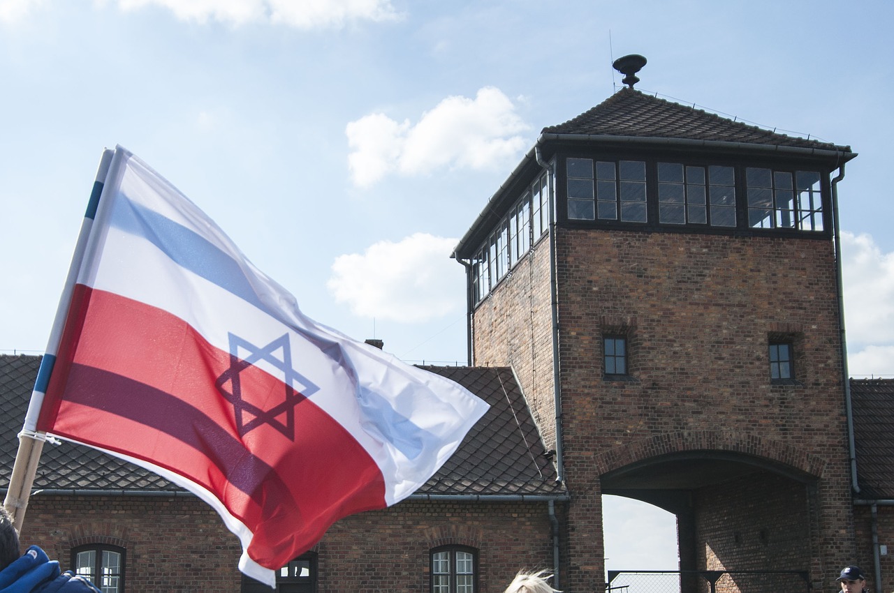 Auschwitz, Vėliava, Lenkija, Koncentracijos Stovykla, Karas, Holokaustas, Lenkų Vėliava, Tautybė, Žydų Vėliava, Žydai