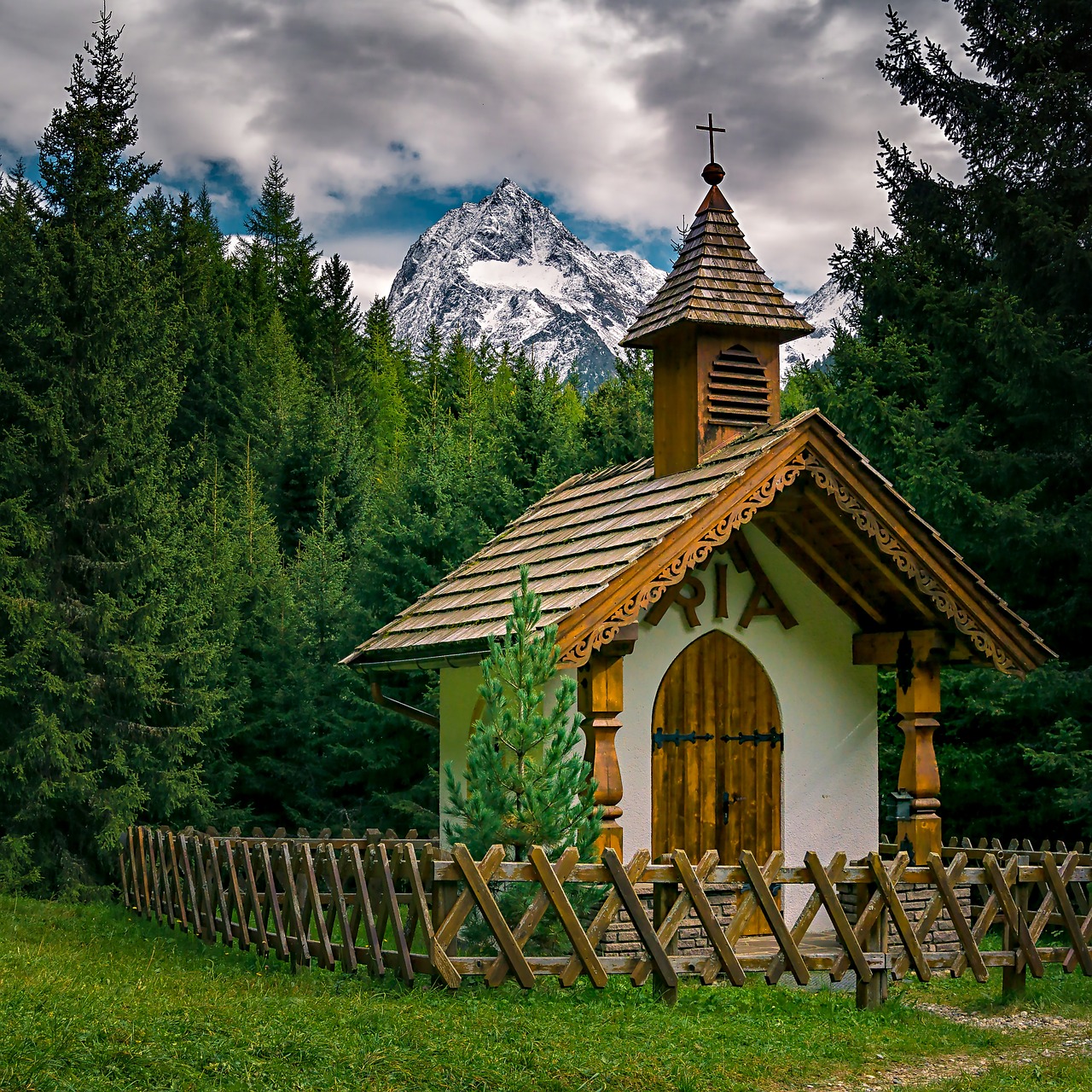 Ruduo, Kraštovaizdis, Kalnai, Kelio Koplyčia, Architektūra, Romantiškas, Idiliškas, Debesys, Nuotaika, Medžiai