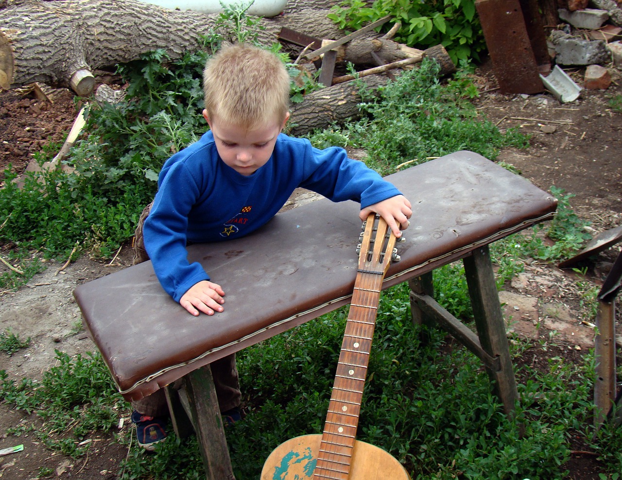 Kūdikis, Berniukas, Vaikas, Mažas Vaikas, Žmonės, Gitara, Akustinė, Muzika, Muzikinis Instrumentas, Kiemas