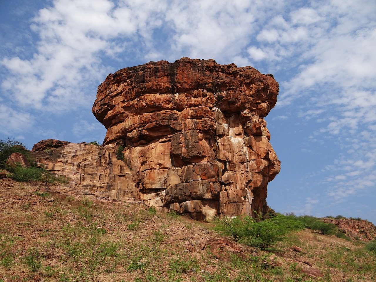 Badami, Akmenys, Smiltainis, Bjaurus, Skardos, Karnataka, Indija, Erozija, Uolienos Formacijos, Uolos