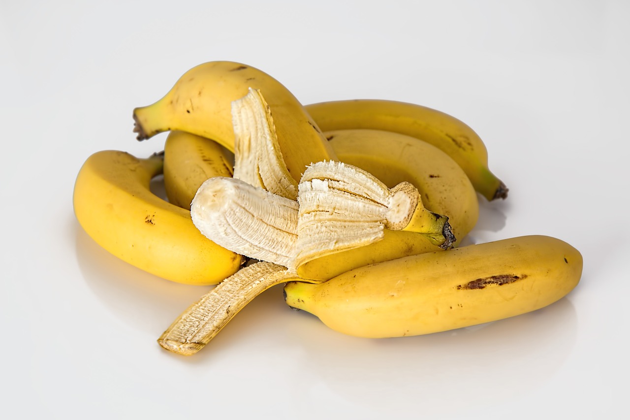 Bananas, Tropiniai Vaisiai, Geltona, Sveikas, Šviežias, Prinokę, Mityba, Plantakas, Vitaminai, Maistinių Skaidulų
