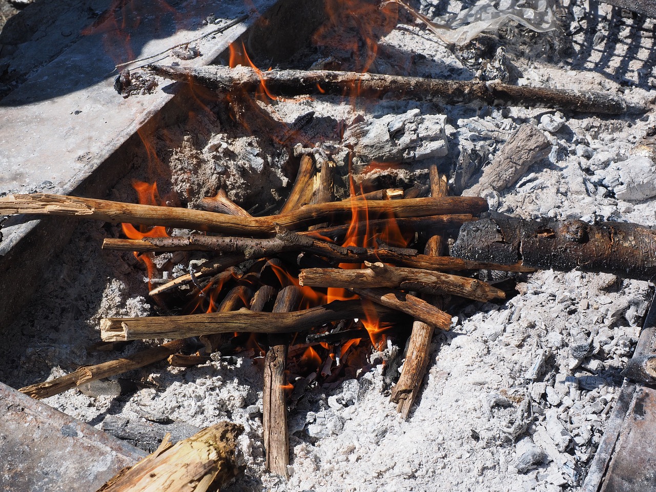 Barbekiu Zona, Ugnis, Laužavietė, Deginti, Liepsna, Mediena, Pelenai, Šiluma, Nemokamos Nuotraukos,  Nemokama Licenzija