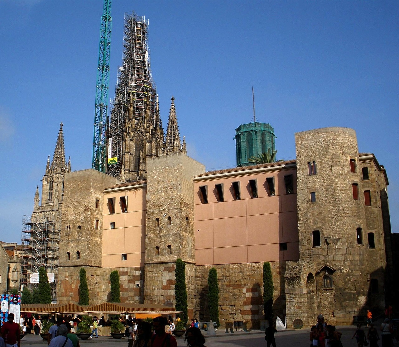 Barcelona, Ispanija, Dangus, Debesys, Pastatai, Bažnyčia, Architektūra, Lauke, Miestas, Žmonės