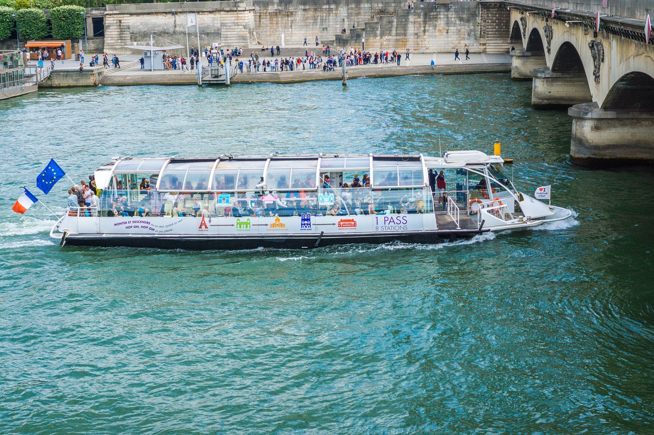 Bateau-Mouche, Pasiplaukiojimas, Paris Boat, Paris Upė, Seine, Bėgių Keltuvas, Upė, Turizmas, Kelionė, Nemokamos Nuotraukos