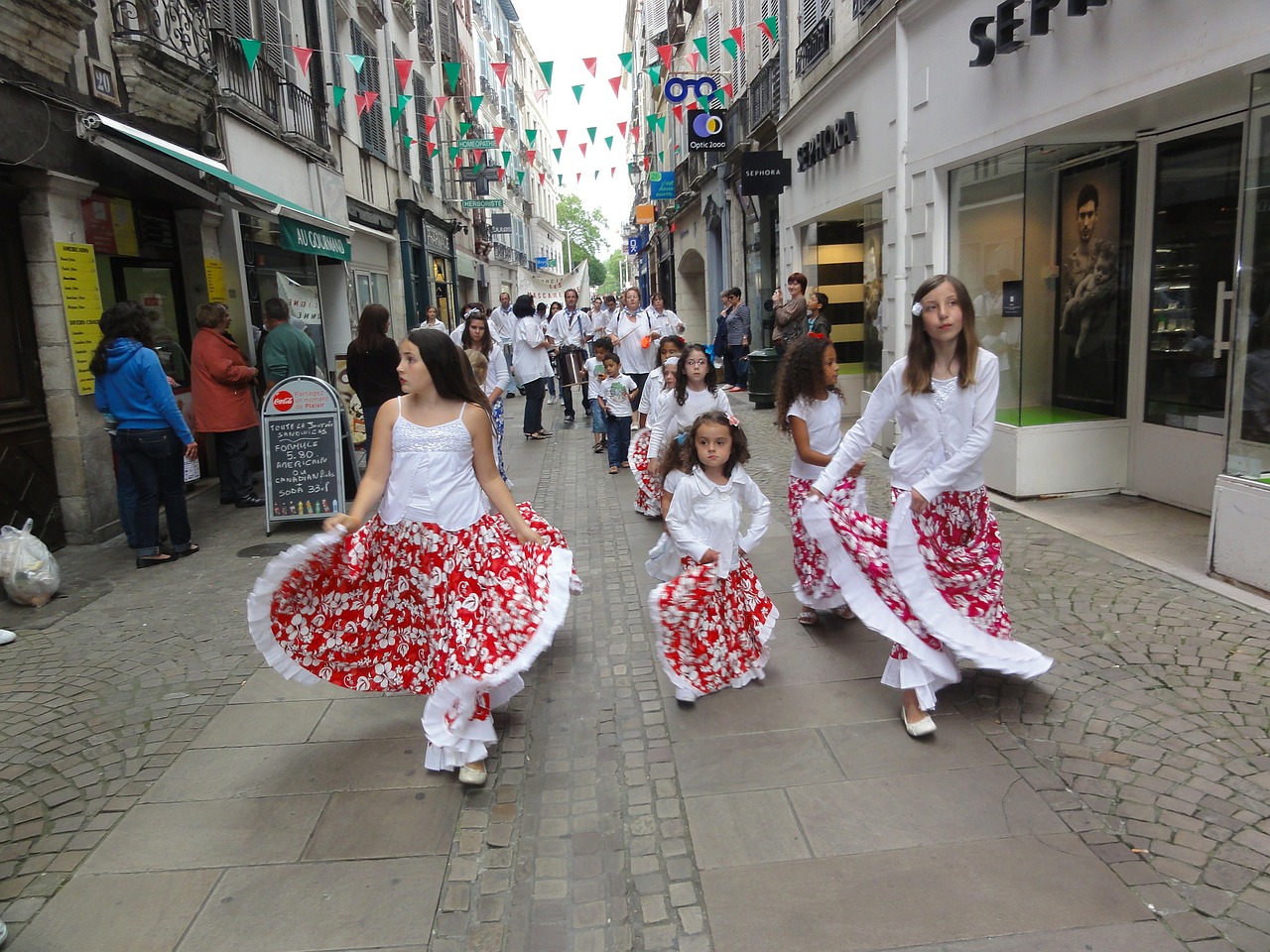 Bajonė, France, Miestas, Paradas, Šokėjai, Moterys, Vyrai, Muzika, Festivalis, Pastatai