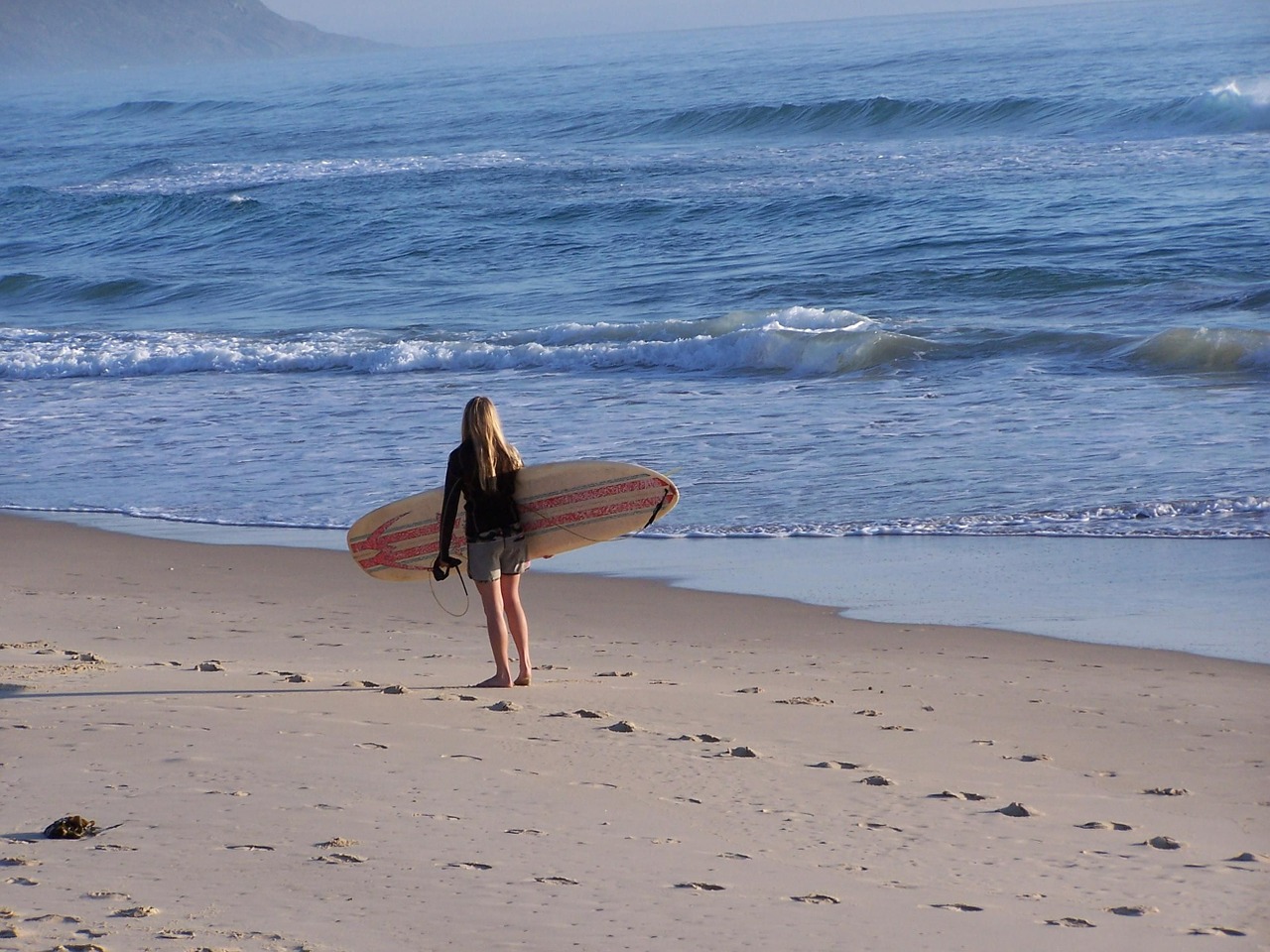 Papludimys, Surfer, Jūra, Vandenynas, Wate, Mėlynas, Smėlio, Krantas, Mergaitė, Moteris