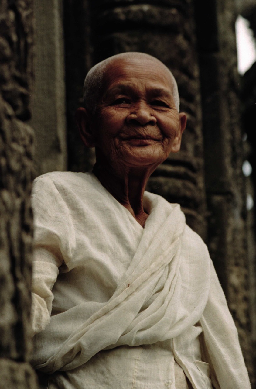 Graži Pagyvenusi Moteris, Buddhistės Vienuolė, Šypsena, Ramybė, Išmintis, Bajono Šventykla, Angkor Wat, Šventykla, Šventas, Kambodža