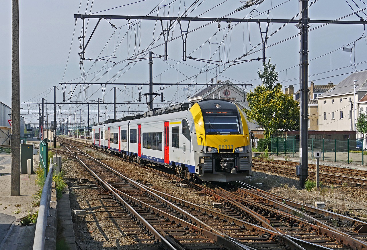 Belgijos Valstybiniai Geležinkeliai, Elektros Vienetas, Regioninis Eismas, Regioninis Traukinys, Geležinkelio Automobiliai, Geležinkelis, Platforma, Lichtervelde, Belgija, Trijose Dalyse