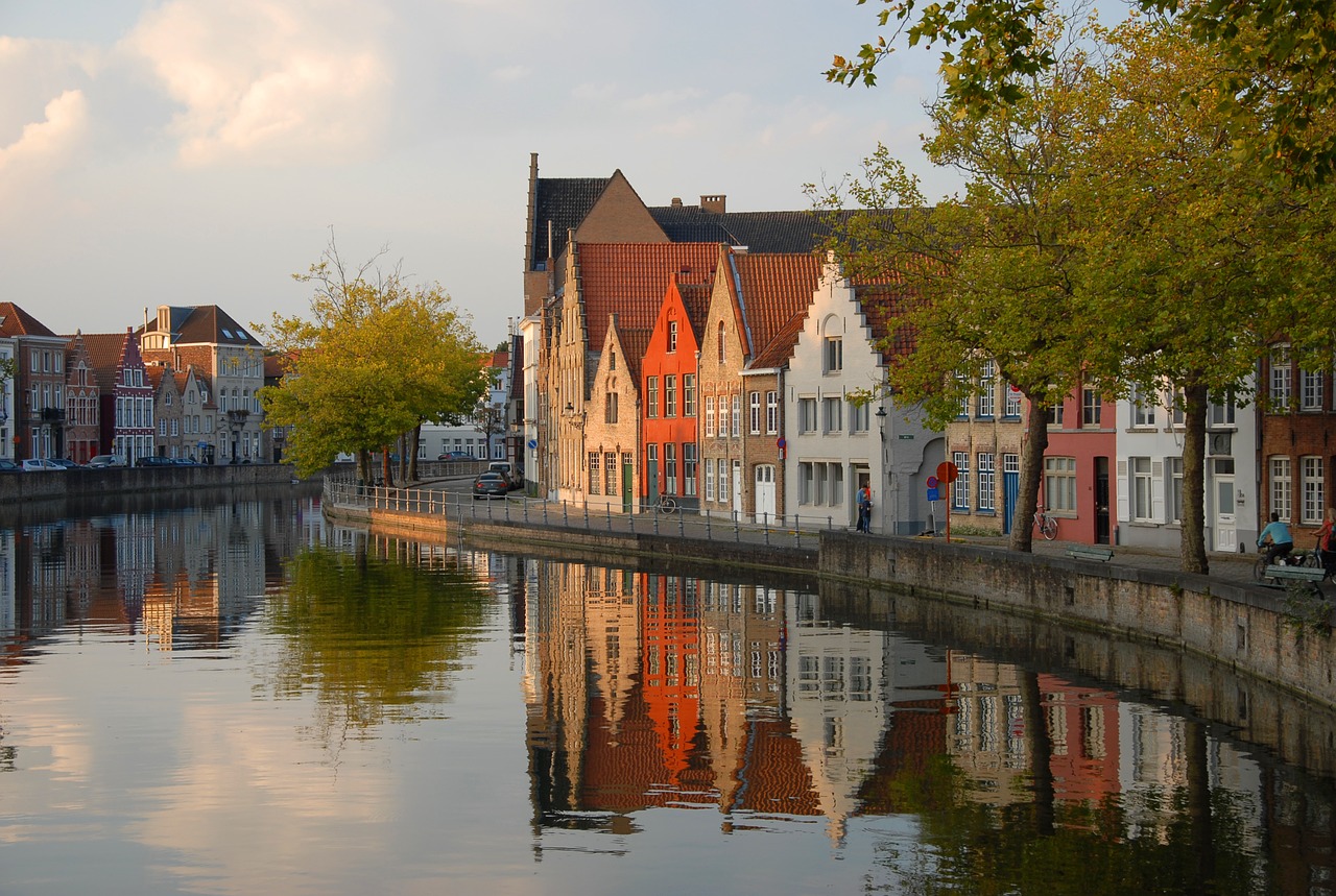 Belgija, Bruges, Kanalas, Namas, Fasadas, Kraštovaizdis, Medžiai, Turistinis, Apmąstymai, Promenada