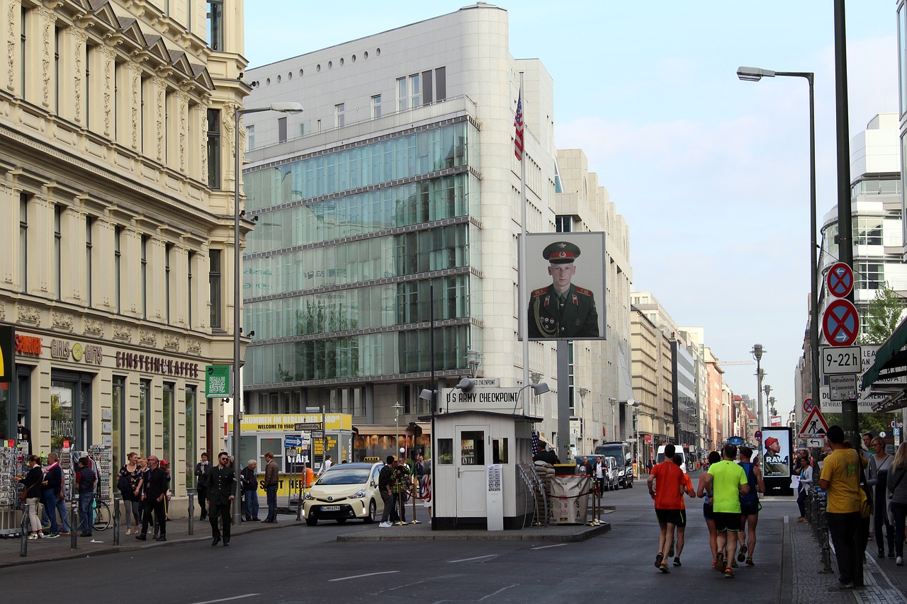 Berlynas, Checkpoint Charlie, Berlyno Sienos Muziejus, Friedrichstraße, Gatvės Scenos, Istoriškai, Usa, Ddr, Sienos Apsaugos Pareigūnai, Sektoriaus Riba