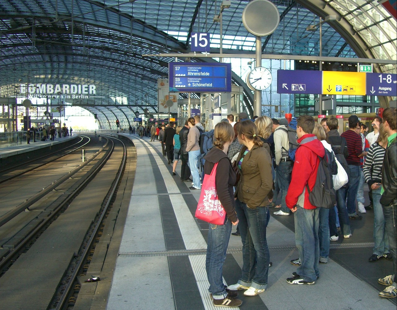 Berlynas, Centrinė Stotis, Stiklo Kupolas, Platforma, Salė, Stiklas, Stiklo Konstrukcija, Gleise, Geležinkelio Keliai, Kelionių Grupė