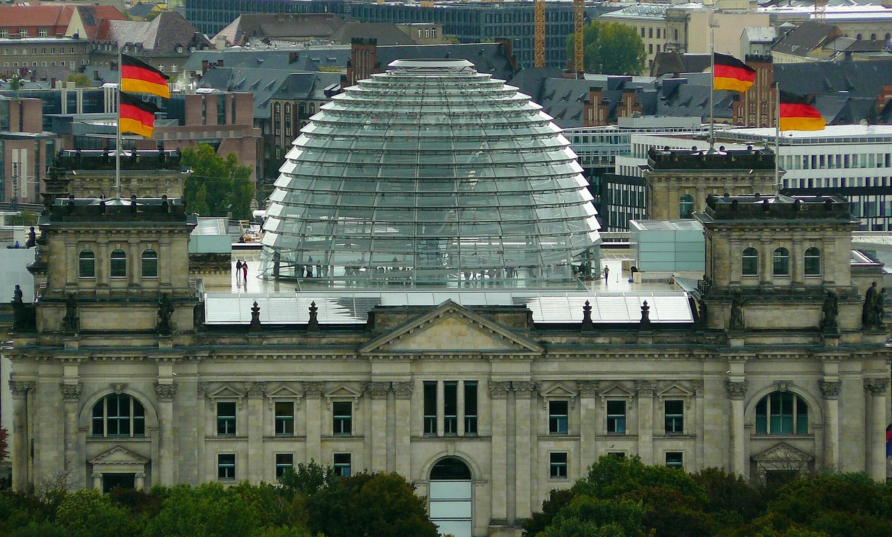 Berlynas, Reichstagas, Vyriausybė, Stiklo Kupolas, Pastatas, Architektūra, Stiklas, Vokietijos Vėliava, Vokietija, Didelis Miestas