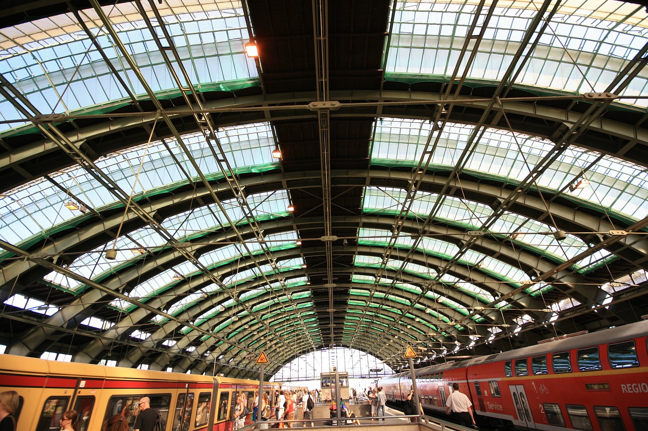 Berlynas, Vokietija, Traukinys, Traukinių Stotis, Pastatas, Platforma, Traukinių Stotis, Traukiniai, Traukinių Linijos, Masinis Tranzitas